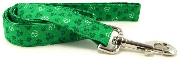 Tossed Shamrocks on Green Dog Leash (size: X-Small)